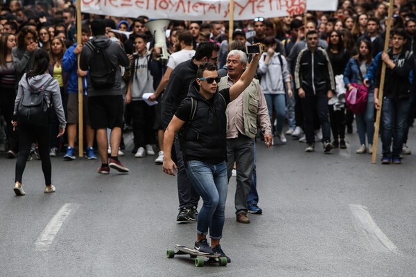 Επεισόδια με μολότοφ και δακρυγόνα στο μαθητικό συλλαλητήριο (βίντεο και φωτό)