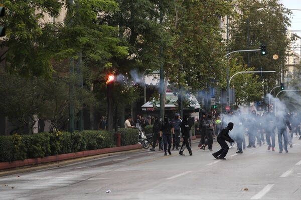 Επεισόδια με μολότοφ και δακρυγόνα στο μαθητικό συλλαλητήριο (βίντεο και φωτό)