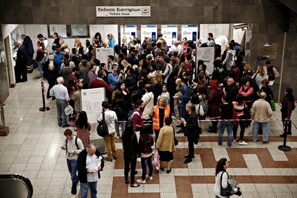 Χάος και ατελείωτες ουρές για ένα ηλεκτρονικό εισιτήριο- Συνεχίζεται η ταλαιπωρία στο μετρό και τα εκδοτήρια