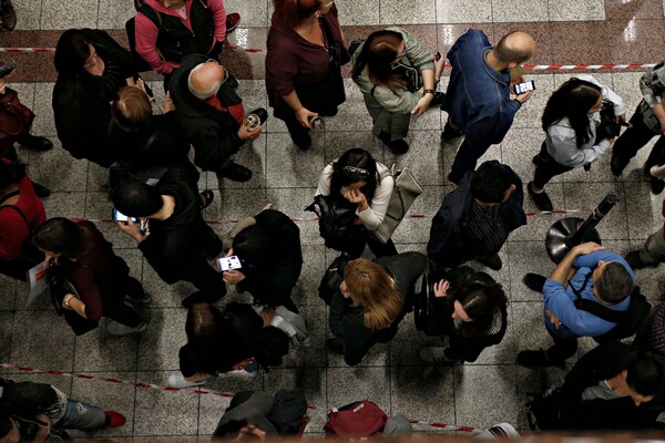 Χάος και ατελείωτες ουρές για ένα ηλεκτρονικό εισιτήριο- Συνεχίζεται η ταλαιπωρία στο μετρό και τα εκδοτήρια