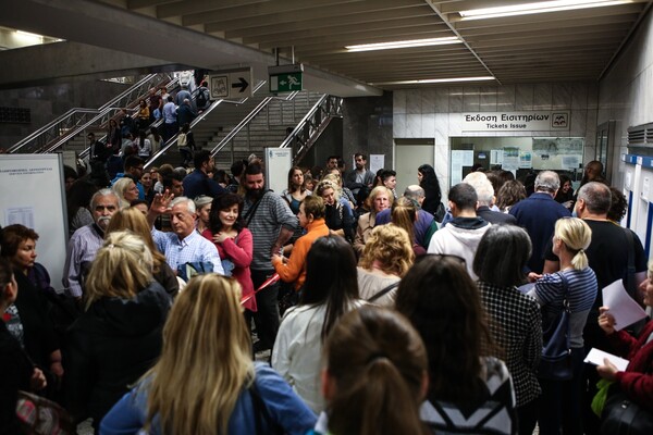 Χάος και ατελείωτες ουρές για ένα ηλεκτρονικό εισιτήριο- Συνεχίζεται η ταλαιπωρία στο μετρό και τα εκδοτήρια
