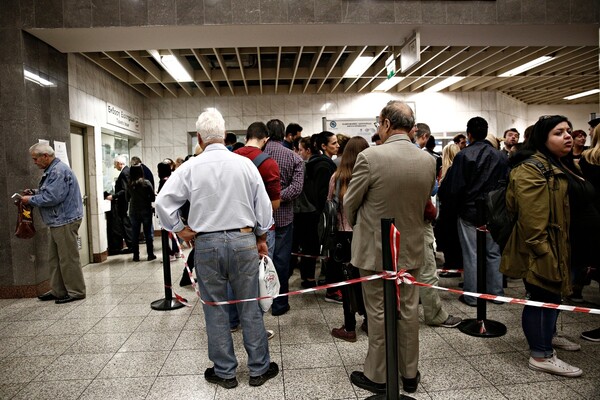 Χάος και ατελείωτες ουρές για ένα ηλεκτρονικό εισιτήριο- Συνεχίζεται η ταλαιπωρία στο μετρό και τα εκδοτήρια