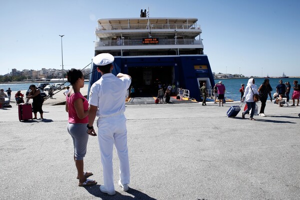 Φεύγουν μαζικά οι πρώτοι εκδρομείς του Αυγούστου - Έχασαν πλοία στον Πειραιά, έκτακτα δρομολόγια στα ΚΤΕΛ