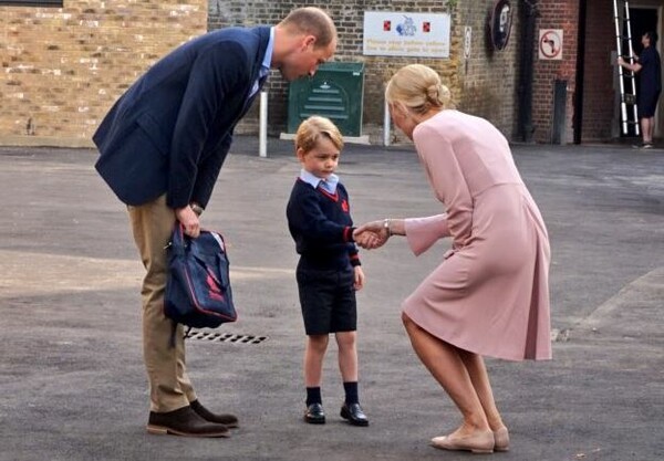 Φρενίτιδα στη Βρετανία για τον πρίγκιπα Τζορτζ και την πρώτη του μέρα στο σχολείο