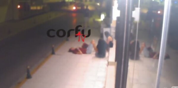 Απίστευτο βίντεο από Κέρκυρα - Δείτε πώς αυτοί οι τρεις γλίτωσαν από όχημα που έπεσε πάνω σε μπαρ