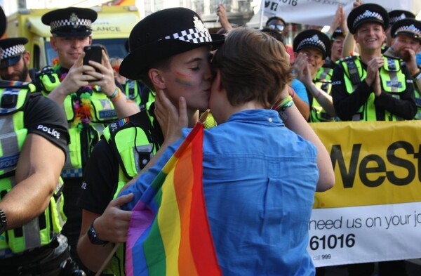Η στιγμή που μια αστυνομικός λέει «Ναι» στην πρόταση γάμου από τη σύντροφό της στο London Pride