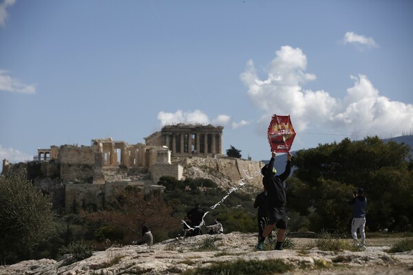 Καθαρά Δευτέρα: Lockdown & Κούλουμα «άδειασαν» τους δρόμους της Αθήνας - Χαρταετοί στις γειτονιές (ΕΙΚΟΝΕΣ)
