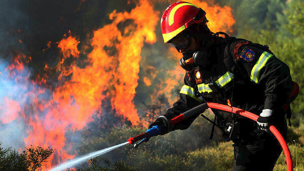 Kέρκυρα: Συνεχείς αναζωπυρώσεις στη μεγάλη πυρκαγιά