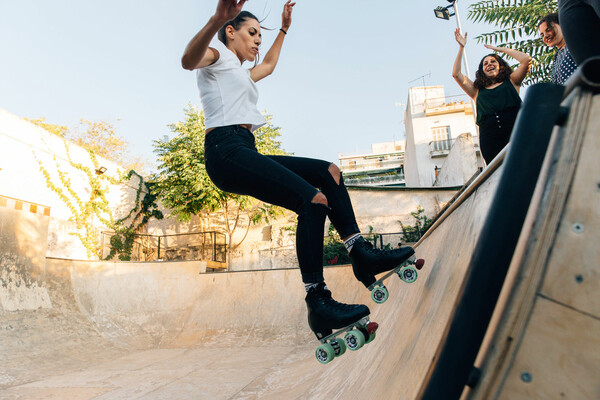 Chicks in Bowls: Koρίτσια με πατίνια στους δρόμους της Αθήνας