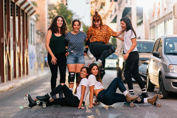 Chicks in Bowls: Koρίτσια με πατίνια στους δρόμους της Αθήνας