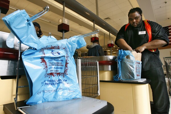 Κένυα: Σε ισχύ η αυστηρότερη στον κόσμο νομοθεσία που απαγορεύει τις πλαστικές σακούλες