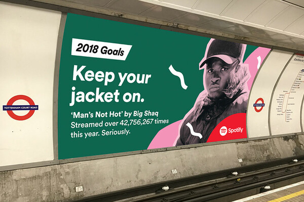 Το Spotify τρολάρει τις πιο ντροπιαστικές συνήθειες των χρηστών του με μηνύματα σε τεράστιες πινακίδες