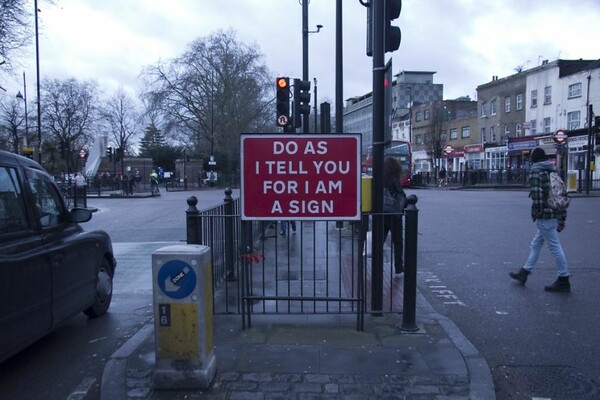 Street artist αφήνει ειρωνικά μηνύματα σε όλη τη Βρετανία που είναι αδύνατον να περάσουν απαρατήρητα