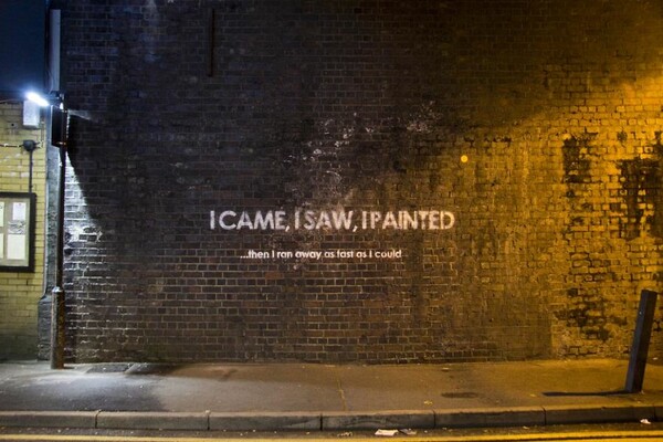 Street artist αφήνει ειρωνικά μηνύματα σε όλη τη Βρετανία που είναι αδύνατον να περάσουν απαρατήρητα