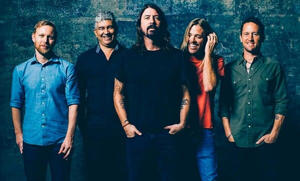 Είναι λογικό, το 2017, οι Foo Fighters να βρίσκονται στο Nο 1 σε Αγγλία και Αμερική;