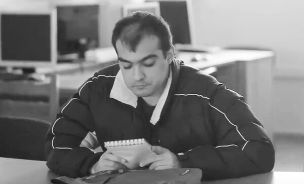 Ο 30χρονος συγγραφέας Στράτος Γιάγκος ανήκει στο φάσμα του αυτισμού. Εμπνέεται από βιντεοπαιχνίδια, anime και manga