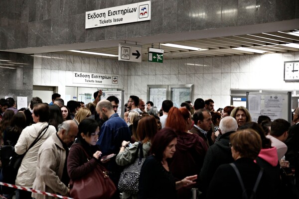 Χάος και ατελείωτες ουρές για ένα ηλεκτρονικό εισιτήριο- Συνεχίζεται η ταλαιπωρία στο μετρό και τα εκδοτήρια