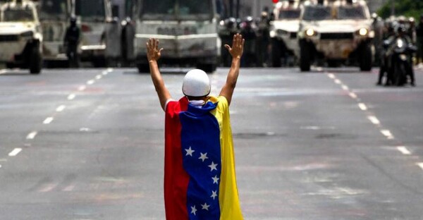 Standard and Poor's και Fitch υποβάθμισαν την αξιολόγηση της πιστοληπτικής ικανότητας της Βενεζουέλας