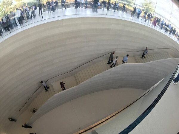 Μέσα στο νέο Steve Jobs Theater, το «αρχιτεκτονικό διαμάντι» του Apple Park