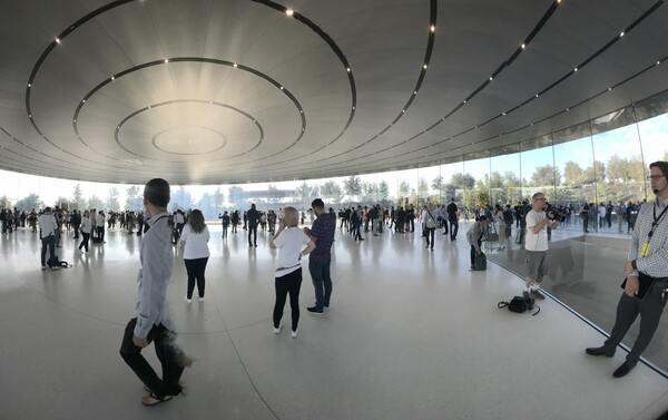 Μέσα στο νέο Steve Jobs Theater, το «αρχιτεκτονικό διαμάντι» του Apple Park