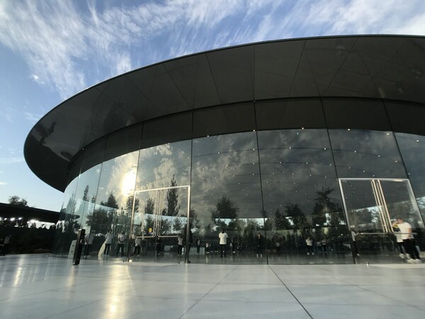 Μέσα στο νέο Steve Jobs Theater, το «αρχιτεκτονικό διαμάντι» του Apple Park