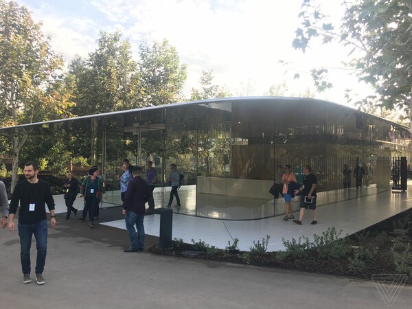 Μέσα στο νέο Steve Jobs Theater, το «αρχιτεκτονικό διαμάντι» του Apple Park