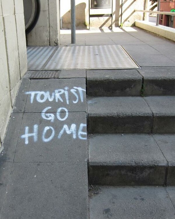 Oι Ισπανοί πάσχουν από «τουρισμοφόβια»-Κινήματα, συνθήματα και ακτιβισμός κατά των τουριστών