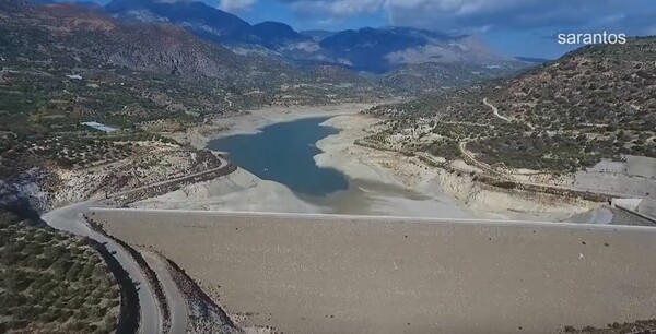 Απίστευτες εικόνες σε φράγμα στην Κρήτη - Στέγνωσε και θυμίζει Σαχάρα