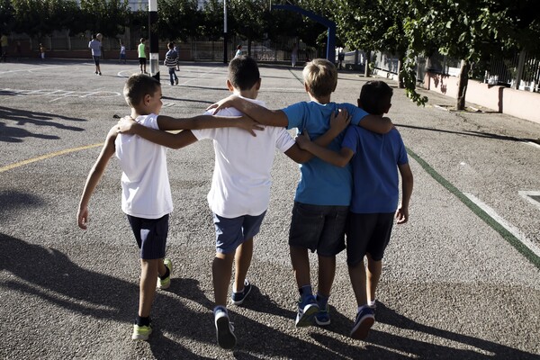 Έρευνα: Τα παιδιά που πάνε πιο μεγάλα στο σχολείο τα πηγαίνουν καλύτερα