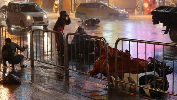 Σαρώνει την Ταϊβάν ο τυφώνας Νεσάτ - Μεγάλες καταστροφές και δεκάδες τραυματίες