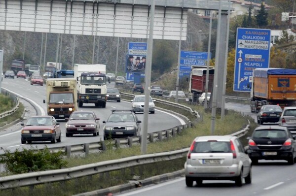 Οι Θεσσαλονικείς εγκαταλείπουν την πόλη λόγω του καύσωνα - Αυξημένη κίνηση και μποτιλιάρισμα προς τη Χαλκιδική