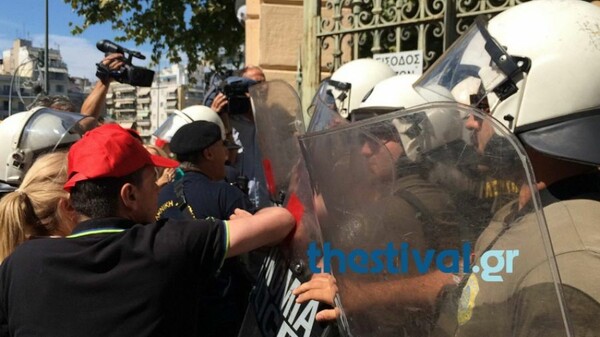 Πορεία της ΠΟΕΔΗΝ στη Θεσσαλονίκη - Επεισόδια έξω από το υπουργείο Μακεδονίας Θράκης