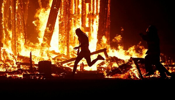 Εικόνες σοκ στο φεστιβάλ Burning Man - Ένας άντρας πήδηξε στις φλόγες μπροστά σε χιλιάδες συμμετέχοντες