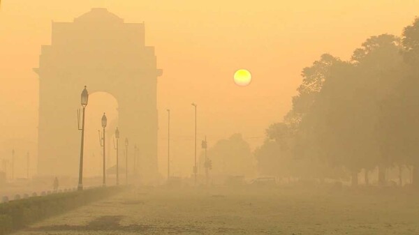 Ψεκάζουν με νερό πάνω από το Νέο Δελχί για να αντιμετωπίσουν την ατμοσφαιρική ρύπανση
