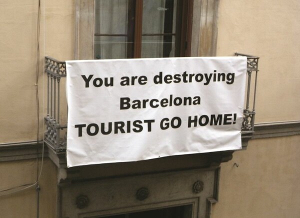 Oι Ισπανοί πάσχουν από «τουρισμοφόβια»-Κινήματα, συνθήματα και ακτιβισμός κατά των τουριστών
