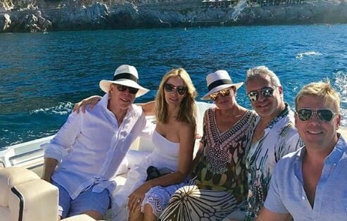 Η μαμά των Καρντάσιαν Κρις Τζένερ και ο Τόμι Χίλφιγκερ στην Ύδρα για διακοπές