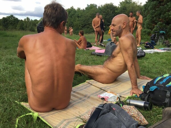 Ενθουσιασμένοι οι γυμνιστές στο Παρίσι με το νέο τους πάρκο που μόλις άνοιξε (ΦΩΤΟΓΡΑΦΙΕΣ)