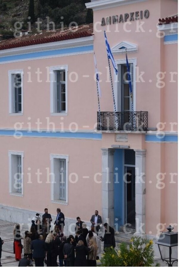 Παντρεύτηκε κρυφά στο Γύθειο η Αθηνά Οικονομάκου - αλλά υπάρχουν φωτογραφίες