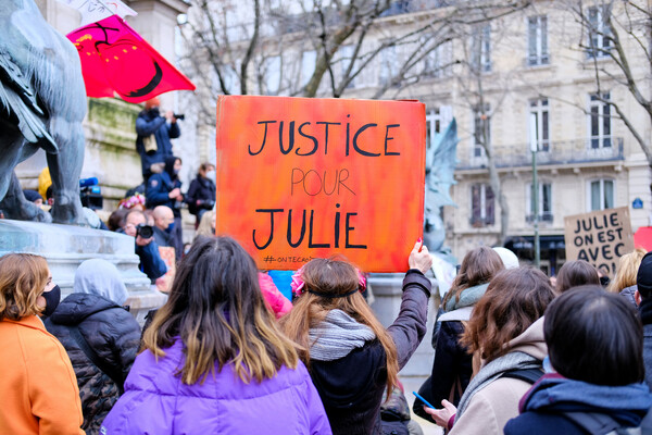 Γαλλία: Η υπόθεση βιασμού της «Ζιλί» συγκλονίζει