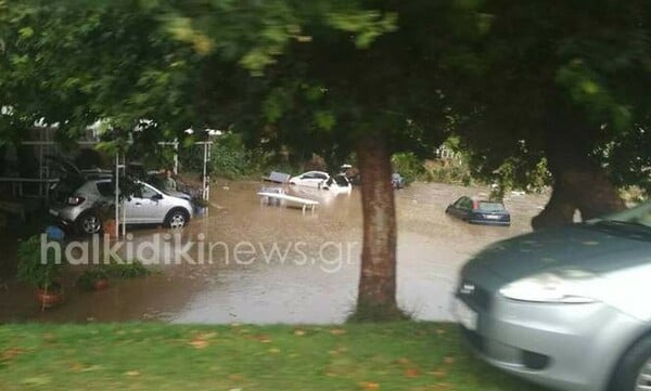 Εικόνες καταστροφής στη Χαλκιδική: Αυτοκίνητα βούλιαξαν στα νερά και βράχοι έπεσαν στους δρόμους