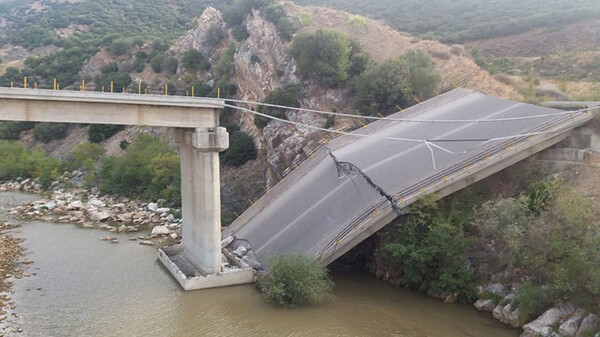 Ροδόπη: Κατέρρευσε τμήμα της γέφυρας του ποταμού Κομψάτου