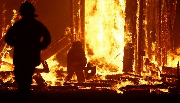Εικόνες σοκ στο φεστιβάλ Burning Man - Ένας άντρας πήδηξε στις φλόγες μπροστά σε χιλιάδες συμμετέχοντες