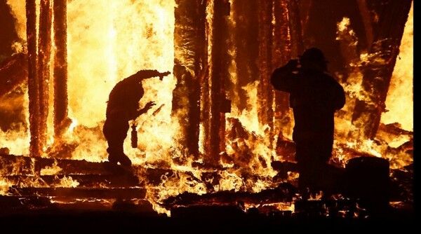 Εικόνες σοκ στο φεστιβάλ Burning Man - Ένας άντρας πήδηξε στις φλόγες μπροστά σε χιλιάδες συμμετέχοντες