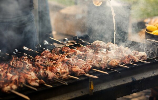 36 κιλά ακατάλληλο κρέας βρέθηκαν σε οβελιστήρια του Πειραιά