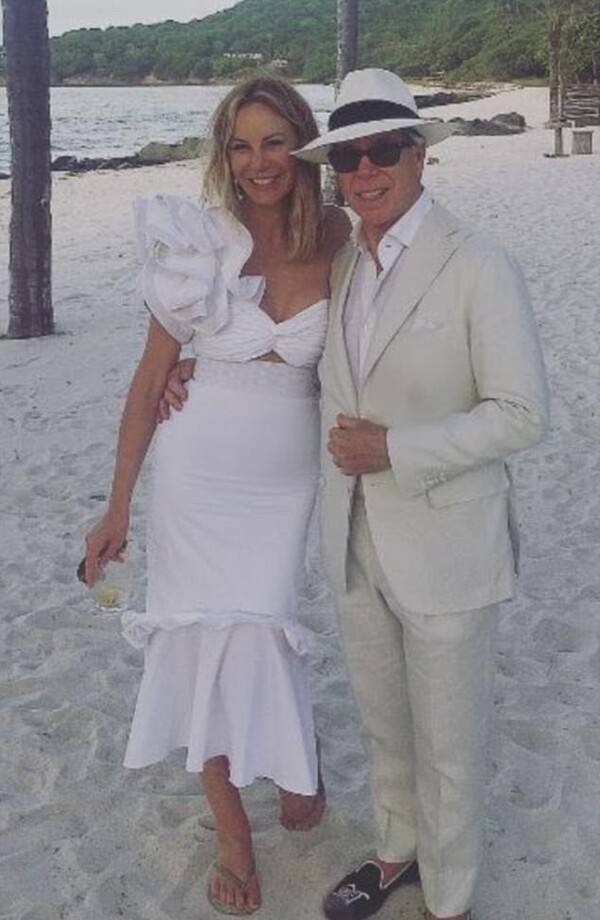 Η κόρη του Tommy Hilfiger παντρεύτηκε στην παραλία με εντυπωσιακό boho νυφικό που σχεδίασε ο πατέρας της