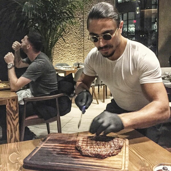 O Salt Bae έβαλε γάντι - Δεν ήθελε, αλλά αναγκάστηκε