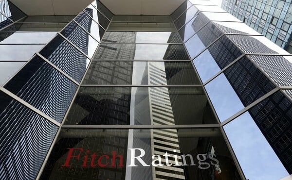 Fitch: Οι ελληνικές τράπεζες εξακολουθούν να αντιμετωπίζουν πολλαπλές προκλήσεις