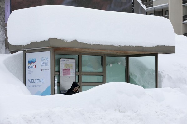 Ταλαιπωρία για τον Τσίπρα στο Νταβός - Δύο χιλιόμετρα έκανε με τα πόδια στα χιόνια για να φτάσει