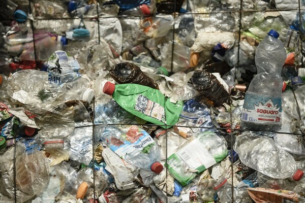 Η ΕΕ «κηρύσσει πόλεμο» εναντίον των πλαστικών απορριμμάτων