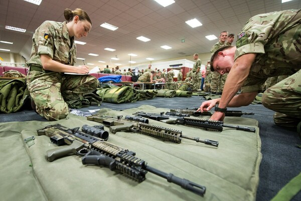 Ο βρετανικός στρατός θέλει να προσελκύσει περισσότερες γυναίκες, ομοφυλόφιλους και μουσουλμάνους